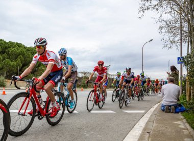 Barcelona, İspanya - March27, 2016: Peloton Volta Ciclista sırasında Bracelona İspanya, Montjuic zirvesine giden yolda bir Catalunya 27 Mart 2016 üzerinde sürme..
