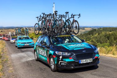 Cote de la Fage, Fransa - 16 Temmuz 2022: Fransa Bisiklet Turu 'nun 14. aşaması sırasında Cevennes Dağları' ndaki Cote de la Fage 'de dik bir yola çıkan teknik araçlar dizisi