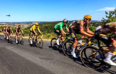 Cote de la Fage, Fransa - 16 Temmuz 2022: Fransa 14. Le Tour de France 2022 'de Cevennes Dağları' ndaki Cote de la Fage 'e binen Jumbo-Visma Takımı' nın (Sarı ve Yeşil Jersey dahil) görüntüsü