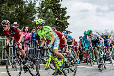 Barcelona, İspanya - 27 Mart 2016: Bracelona İspanya 'da Montjuic' in zirvesine giden yolda Volta Ciclista Katalunya sırasında pelotona binen İspanyol bisikletçi Alberto Contador.