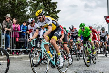 Barcelona, İspanya - March27, 2016: Peloton Volta Ciclista sırasında Bracelona İspanya, Montjuic zirvesine giden yolda bir Catalunya 27 Mart 2016 üzerinde sürme..