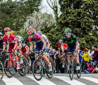Barcelona, İspanya - March27, 2016: Peloton Volta Ciclista sırasında Bracelona İspanya, Montjuic zirvesine giden yolda bir Catalunya 27 Mart 2016 üzerinde sürme..