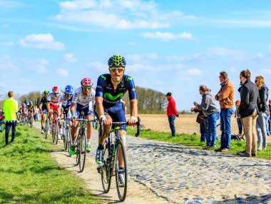 Carrefour de l 'Arbre, Fransa - 12 Nisan 2015: İspanyol bisikletçi, Movistar Takımı' ndan Jose Joaquin Rojas, 2015-Roubaix yarışı sırasında ünlü sektör Careffour de l 'Arbre' nin pelotonuna bindi.. 