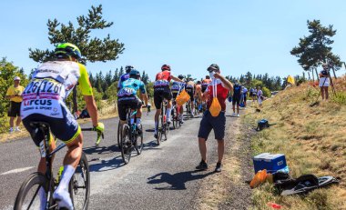 Cote de la Fage, Fransa - 16 Temmuz 2022: Cofidis Takımı 'ndan Alman bisikletçi Max Walscheid, Fransa Bisiklet Turu' nun 14.