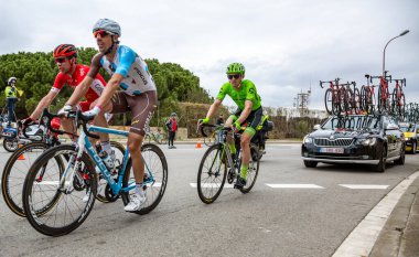 Barcelona, İspanya - March27, 2016: Peloton Volta Ciclista sırasında Bracelona İspanya, Montjuic zirvesine giden yolda bir Catalunya 27 Mart 2016 üzerinde sürme..