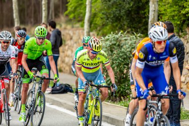 Barcelona, İspanya - March27, 2016: Peloton Volta Ciclista sırasında Bracelona İspanya, Montjuic zirvesine giden yolda bir Catalunya 27 Mart 2016 üzerinde sürme..