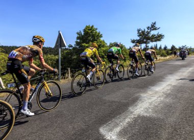 Cote de la Fage, Fransa - 16 Temmuz 2022: Fransa 14. Le Tour de France 2022 'de Cevennes Dağları' ndaki Cote de la Fage 'e binen Jumbo-Visma Takımı' nın (Sarı ve Yeşil Jersey dahil) görüntüsü