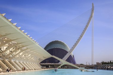 Valencia, İspanya - 2 Kasım 2022: Montolivet Köprüsü 'nün altından İspanya' nın Valensiya şehrinde görülen Agora Binası ve Harp Köprüsü.