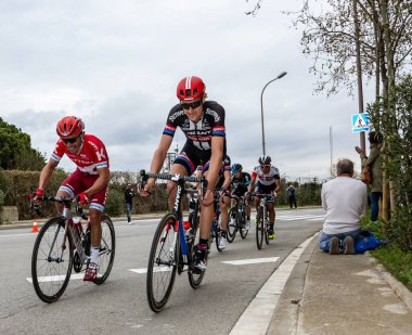 Barcelona, İspanya - 27 Mart 2016: Bracelona İspanya 'da Montjuic' in zirvesine giden yolda Volta Ciclista Catalunya sırasında iki bisikletçi (Joaquim Rodriguez ve Tobias Ludvigsson) pelotona biniyor..