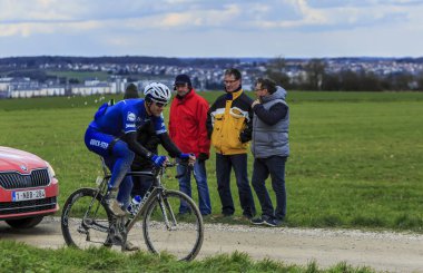 Vendome, Fransa - 7 Mart 2016: Etixx-Quick Step Team 'den Belçikalı bisikletçi Nikolas Maes, Vendome, Tertre de la Motte, Paris-Nice 2016' nın ilk etabı boyunca kirli bir yolda at sürüyor.