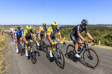 Cote de la Fage, Fransa - 16 Temmuz 2022: Cevennes Dağları 'ndaki Cote de la Fage' e tırmanan pelotonun görüntüsü