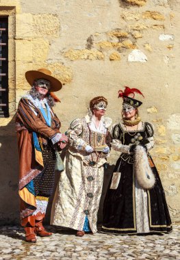 Annecy, Fransa, 16 Mart 2014: Gerçek Venedik 'in güzelliğini kutlayan Venedik Karnavalı sırasında Fransa' nın Annecy kentinde poz veren üç kılık değiştirmiş kişinin portresi.