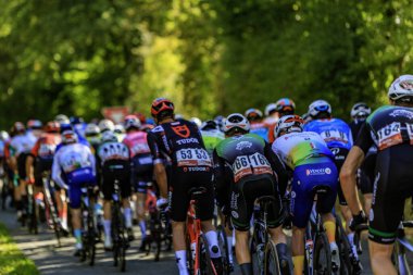 Saint-Denis-Authou, Fransa - 28 Eylül 2024: Tour Eure-et-Loir 'in 2024 sayısında Saint-Denis-Authou' da bir tepeye tırmanan pelotonun dikiz görüntüsü.