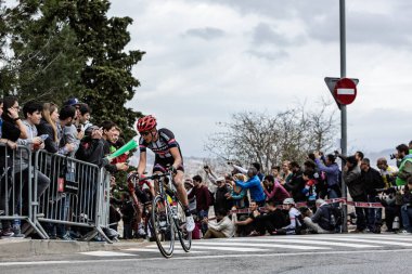Barcelona, İspanya - 27 Mart 2016: Devler Takımı 'ndan Fransız bisikletçi Warren Barguil - Volta Ciclista a Catalunya sırasında Bracelona İspanya' da Montjuic 'in tepesinde Alpecin sürerken, 27 Mart 2016. 