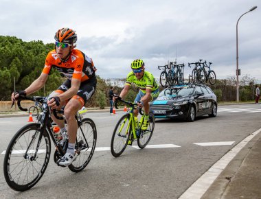 Barcelona, İspanya - 27 Mart 2016: Bracelona İspanya 'da Montjuic' in tepesine giden yolda Volta Ciclista a Catalunya sırasında bisiklete binen iki bisikletçi, 27 Mart 2016.