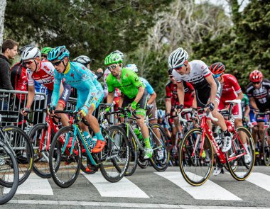 Barcelona, İspanya - March27, 2016: Peloton Volta Ciclista sırasında Bracelona İspanya, Montjuic zirvesine giden yolda bir Catalunya 27 Mart 2016 üzerinde sürme..