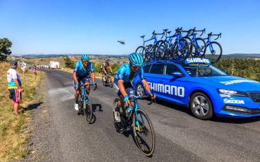 Cote de la Fage, Fransa - 16 Temmuz 2022: İki bisikletçi, Astana Takımı 'ndan Simone Velasco ve Alexey Lutsenko Cevennes Dağları' ndaki Cote de la Fage 'e 14.