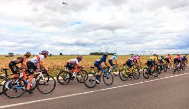 Rubelles, Fransa - 25 Temmuz 022: DSM takımından Hollandalı bayan bisikletçi Lorena Wiebes, La Tour de France 'ın 2022 tarihli ikinci etabı sırasında pelotona biniyor.