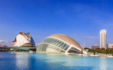 Valencia, İspanya - 2 Kasım 2022: İspanya 'nın Valencia şehrinde bulunan Hemisferic Binası ve Sanat Sarayı.