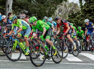 Barcelona, İspanya - March27, 2016: Peloton Volta Ciclista sırasında Bracelona İspanya, Montjuic zirvesine giden yolda bir Catalunya 27 Mart 2016 üzerinde sürme..