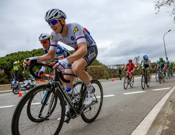 Barcelona, İspanya - March27, 2016: Peloton Volta Ciclista sırasında Bracelona İspanya, Montjuic zirvesine giden yolda bir Catalunya 27 Mart 2016 üzerinde sürme..