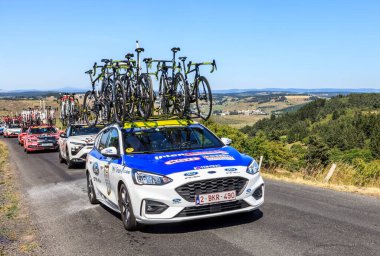 Cote de la Fage, Fransa - 16 Temmuz 2022: Fransa Bisiklet Turu 'nun 14. aşaması sırasında Cevennes Dağları' ndaki Cote de la Fage 'de dik bir yola çıkan teknik araçlar dizisi