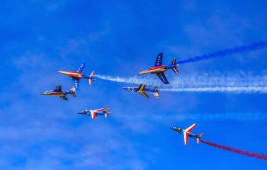 Chartres, Fransa - 24 Eylül 2023: Ünlü akrobatik devriye, Patrouille de France, Fransa 'nın merkezindeki Chartres' de düzenlenen bir hava gösterisi sırasında gökyüzünde gösteri yapıyor..