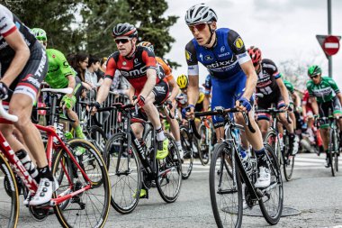 Barcelona, İspanya - March27, 2016: Peloton Volta Ciclista sırasında Bracelona İspanya, Montjuic zirvesine giden yolda bir Catalunya 27 Mart 2016 üzerinde sürme..