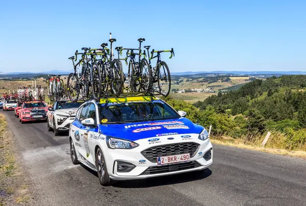 Cote de la Fage, Fransa - 16 Temmuz 2022: Fransa Bisiklet Turu 'nun 14. aşaması sırasında Cevennes Dağları' ndaki Cote de la Fage 'de dik bir yola çıkan teknik araçlar dizisi