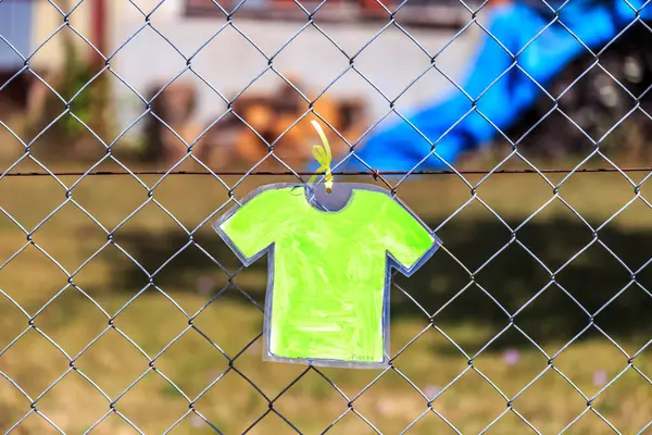 Celles-sur-Ource, Fransa - 26 Temmuz 2022: Le Tour de France Femmes 2022 'de küçük bir Yeşil Jersey dekorasyonu çitin üzerinde acıktı.