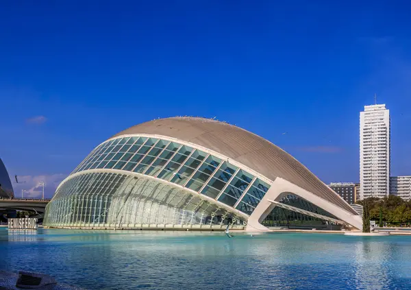 Valencia, İspanya - 2 Kasım 2022: Valencia, İspanya 'daki Hemisferic Binasının Görüntü.