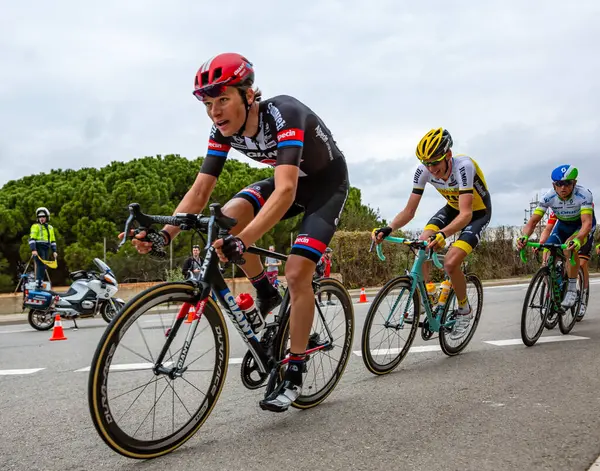 Barcelona, İspanya - 27 Mart 2016: Bracelona İspanya 'da Montjuic tepesine giden yolda Volta Ciclista a Catalunya sırasında bisiklet süren bir grup bisikletçi.