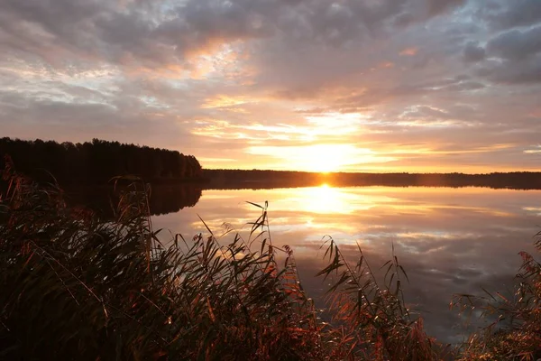 Soluppgång Över Sjön Mulen Höstdag Royaltyfria Stockbilder