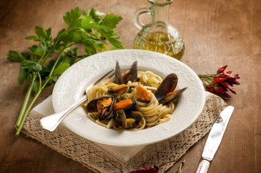 spaghetti with mussel parsley and hot chili pepper