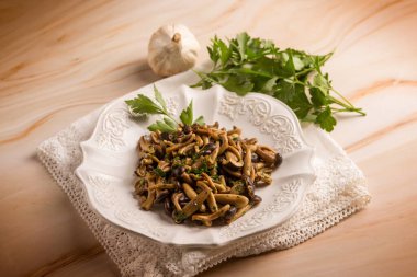 Maydanoz ve sarımsaklı sotelenmiş chiodini mantarı