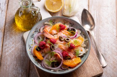 Somon rezene ahududu ve portakallı fesh salatası.