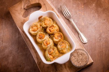 karides kabağı mozzarella ve susam tohumlarını yuvarlar.