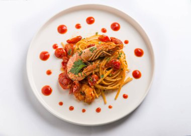 Dev karidesli domates ve domatesli linguine