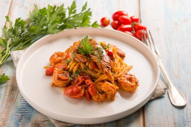 Dev karidesli domates ve domatesli linguine