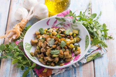 Sotelenmiş patlıcan Sarımsak ve nane yaprağı