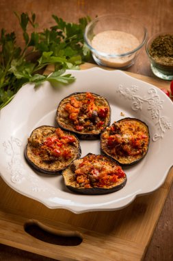 Fırında patlıcan, taze domates ve peynirli.