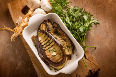 Sarımsaklı maydanozlu ızgara patlıcan ve zeytinyağı.