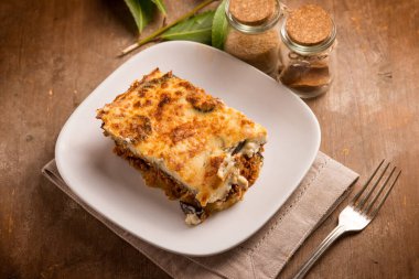 musakka dilimleri geleneksel Yunan tarifi