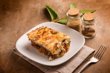 musakka dilimleri geleneksel Yunan tarifi