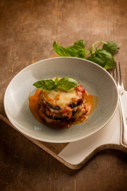 Fesleğenli parmesanlı patlıcan, geleneksel İtalyan tarifi.