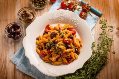 Kılıçlı makarna, domates, siyah zeytin ve kapari.