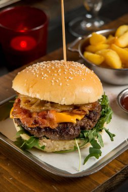 Restoran masasında patates ve sos.