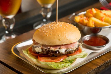 Restoran masasında patates ve sos.