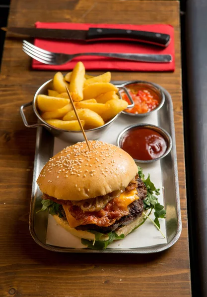 Hamburger Burgonyával Szósszal Éttermi Asztalon Stock Kép