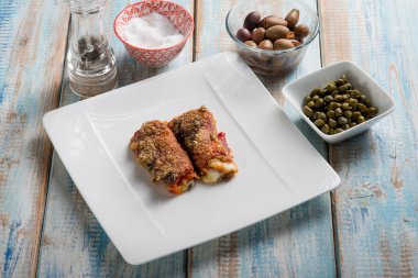 mozzarella capsicum ve siyah zeytinli biberli rulo